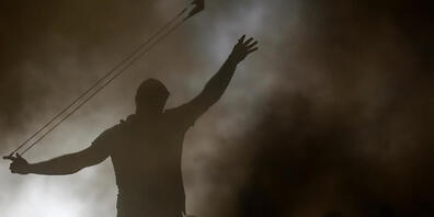 Ein palästinensischer Demonstrant bei einem Protest gegen eine Razzia des israelischen Militärs. Foto: Ahmed Zakot/SOPA Images via ZUMA Press Wire/dpa