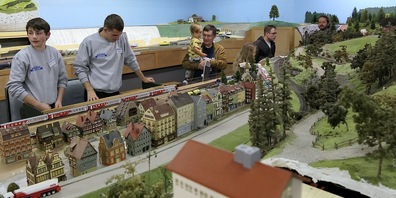 Die Modelleisenbahnen sausen durch liebevoll gestaltete Miniaturstädte und -landschaften