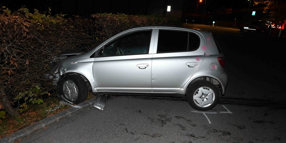 Es musste festgestellt werden, dass der Mann unter Alkoholeinfluss stand. Am Auto entstand beträchtlicher Sachschaden, der Mann blieb unverletzt.