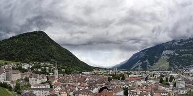 Warme Luftmassen aus Südwesten und ein Südföhn verhalfen am Sonntag der Stadt Chur (Bild) zu einem Sommertag. (Archivbild)