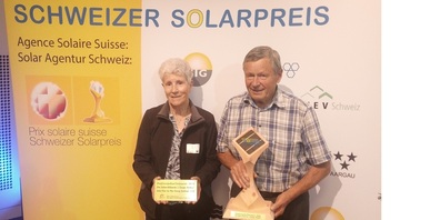 Berty und Kurt Moser durften als der Vertreter der Bauherrschaft den Solarpreis 2022 am 27. Oktober in Aarau entgegennehmen.