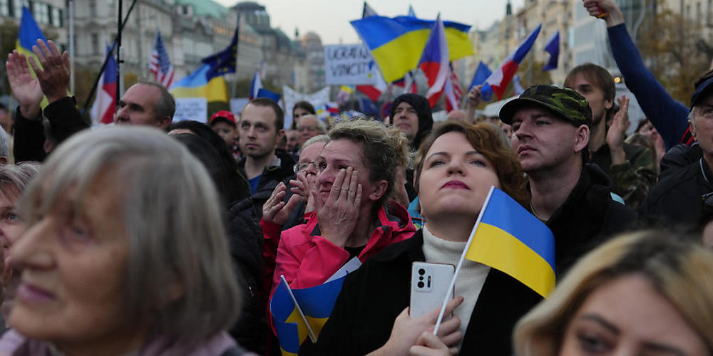 In Prag haben sich zehntausende Menschen zu einer Anti-Kriegs-Demonstration versammelt. Foto: Petr David Josek/AP/dpa