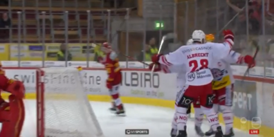 Yannick-Lennart Albrecht trifft in Langnau und jubelt mit seinen Mannschaftskollegen über das erzielte 2:2. 