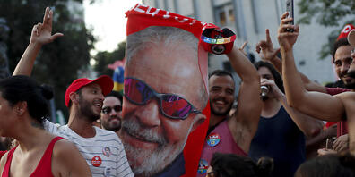 Anhänger des ehemaligen brasilianischen Präsidenten da Silva feiern nach Schließung der Wahllokale die Teilergebnisse der Stichwahl in Rio de Janeiro, Brasilien. Foto: Bruna Prado/AP/dpa