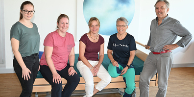 (V.l.) Projektleiterin Rebekka Knobel, die Coaches Sara Rosenast, Esther Bühlmann und Ruth Knobel sowie Stiftungsratspräsident Stefan Knobel stehen mit weiteren Pflegespezialistinnen hinter der «Wirkstatt LG». 