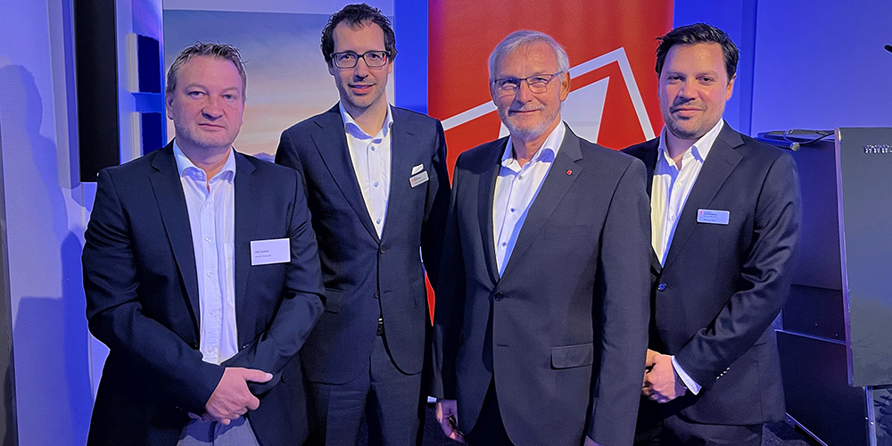 Haben den neuen Wirtschaftsindikator für den Kanton Schwyz aus der Taufe gehoben und vor KMU-Vertretern präsentiert: (v.l.) Urs Durrer, Vorsteher Amt für Wirtschaft, Adrian Eggenberger, Leiter Firmenkunden SZKB, Volkswirtschaftsdirektor Andreas Barraud und Thomas Rühl, Chief Investment Officer der SZKB. 