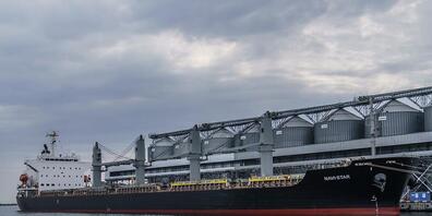 ARCHIV - Mehrere Frachter vor der ukrainischen Schwarzmeer-Küste haben sich in Bewegung gesetzt. Foto: David Goldman/AP/dpa