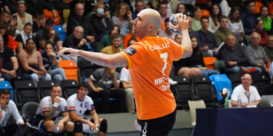 Joan Cañellas wird auch in der Saison 2023/24 im orangen Trikot auflaufen. 