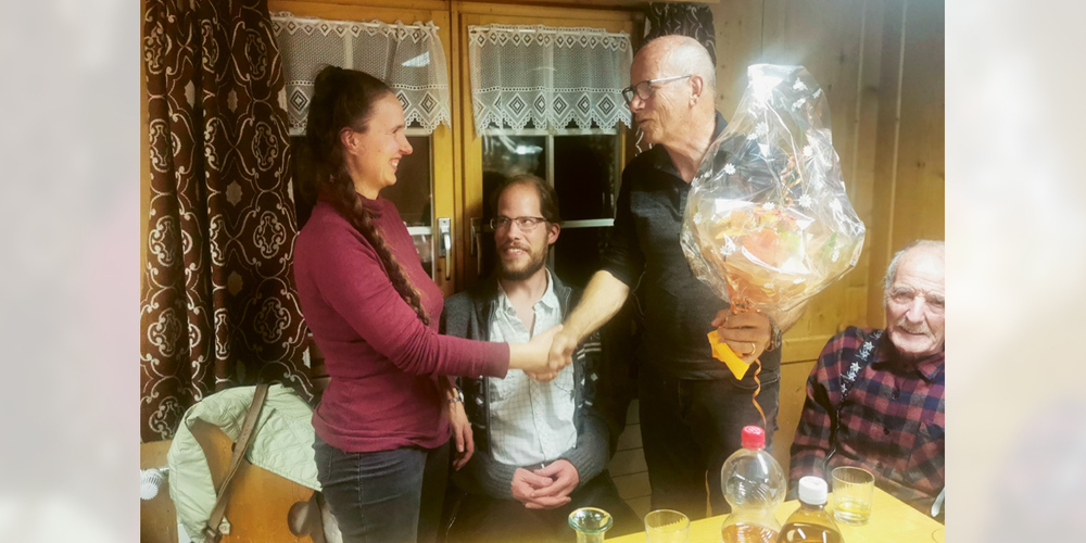 Die neue Pfarrerin Lia  Anderfuhren erhielt Blumen  von Markus Hitz. 
