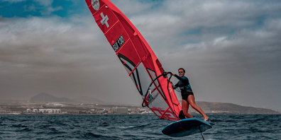 Die Schaffhauserin Elena Sandera will 2024 mit einer neuen Disziplin an die olympischen Sommerspiele. Doch erst vor knapp zwei Jahren hat sie mit dem Foilsurfen begonnen. Die Vorbereitungszeit ist für die junge Sportlerin knapp: Das begonnene Medizinstudium muss warten.
