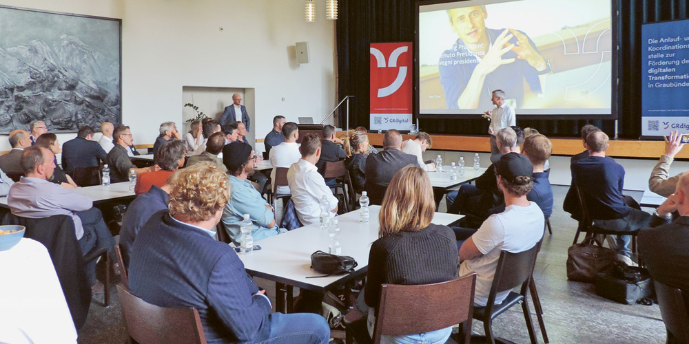 Interessierte Teilnehmende wärend der Fragestunde.