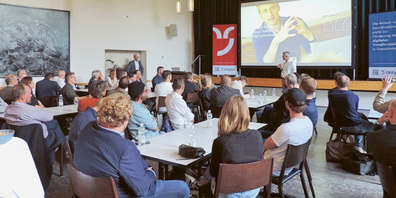 Interessierte Teilnehmende wärend der Fragestunde.