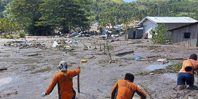 dpatopbilder - HANDOUT - Auf diesem von der philippinischen Küstenwache zur Verfügung gestellten Foto setzen Rettungskräfte die Suche nach Vermissten im Süden der Philippinen fort. Foto: Uncredited/PHILIPPINE COAST GUARD/dpa - ACHTUNG: Nur zur red...