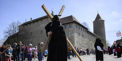 In vielen katholischen Gegenden finden - wie hier in diesem Jahr in Romont FR - am Karfreitag Prozessionen statt. Und an diesem Tag essen viele Katholiken traditionellerweise kein Fleisch.