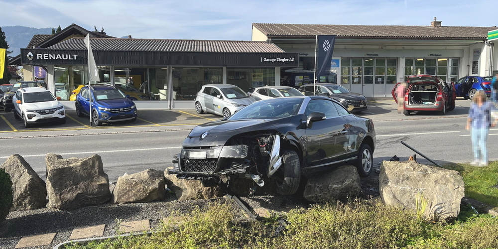 Eines der Unfallautos prallte gegen am Strassenrand aufgestellte Steine und kam darauf zum Stillstand.