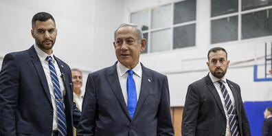 Benjamin Netanjahu (M), Vorsitzender der Likud-Partei und ehemalige Ministerpräsident von Israel, verlässt ein Wahllokal, nachdem er seine Stimme bei den Parlamentswahlen 2022 abgegeben hat. Foto: Ilia Yefimovich/dpa