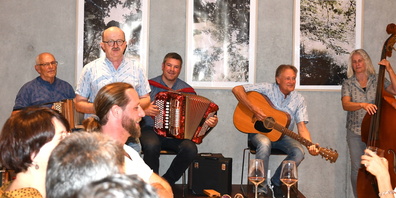 Uraufführung des Fischerblues: Scheftenauer Hausmusik mit Ernst Baumann, Res Hinterberger, Hansueli Alder, Walter und Vreni Abderhalden (von links), brachte viel Stimmung in die 75-Jahr-Feier des Fischereivereins Mitteltoggenburg. 