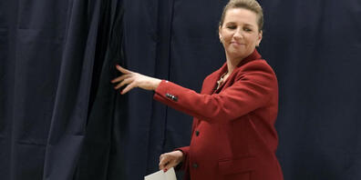Mette Frederiksen verlässt eine Wahlkabine bei der Parlamentswahl 2022 in einem Wahllokal. Foto: Liselotte Sabroe/Ritzau Scanpix Foto/AP/dpa