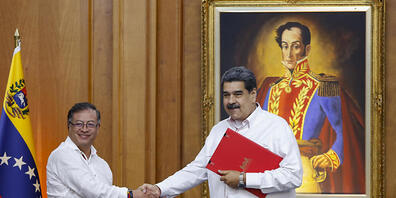 Der kolumbianische Präsident Gustavo Petro (l) und sein venezolanischer Amtskollege Nicolas Maduro schütteln sich nach der Unterzeichnung von Vereinbarungen im Präsidentenpalast Miraflores in Caracas die Hände. Foto: Pedro Rances Mattey/dpa