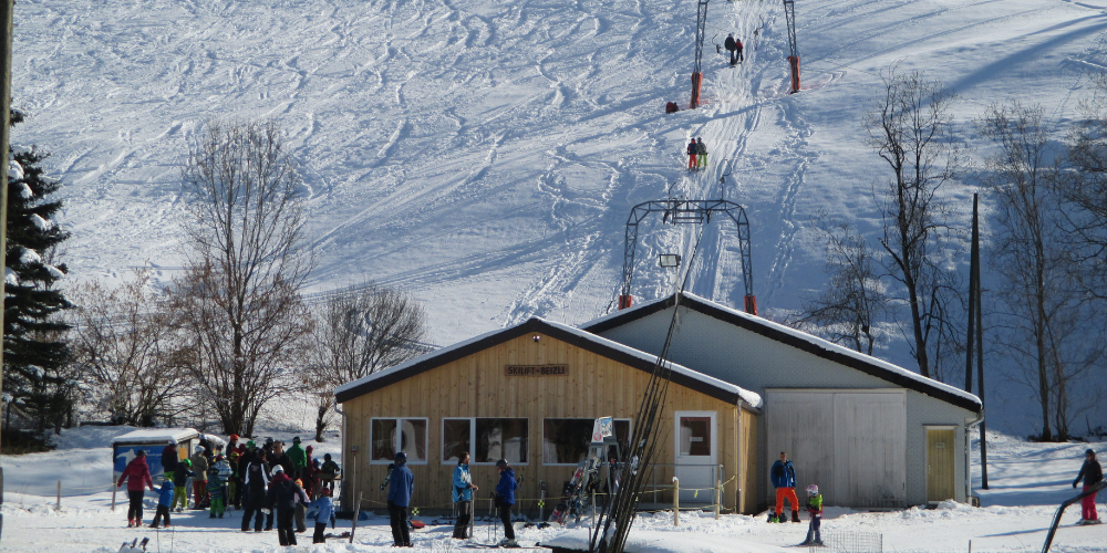 Das Beizli bei der Talstation war in der Saison 2021/22 beliebter Treffpunkt. Zur Verlängerung der Saison trug der in der Skiliftmitte geschaffene Mitteleinstieg bei.