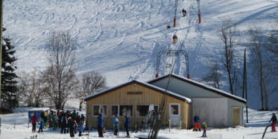 Das Beizli bei der Talstation war in der Saison 2021/22 beliebter Treffpunkt. Zur Verlängerung der Saison trug der in der Skiliftmitte geschaffene Mitteleinstieg bei.
