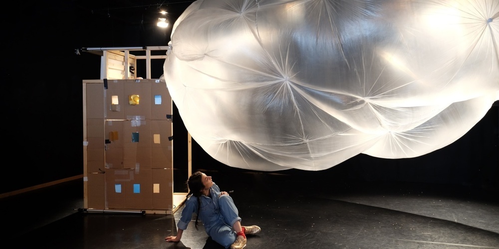 Das Stück «Wolke» handelt von seltsamen Ereignissen auf dem Nachhauseweg, eigenwilligen Luftschlössern und  produktivem Chaos.