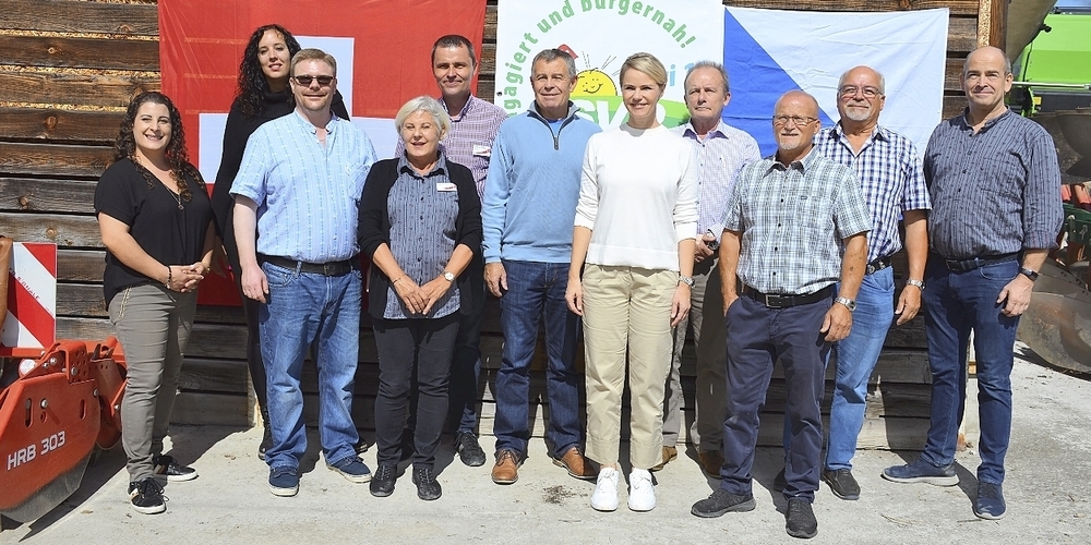 Die Kandidierenden für den Kantonsrat (v. l.): Nadia Coletti, Claudia Wey-Meier, Stephan Iten, Carolina Knapp, Peter Schick, Ernst Stocker, Natalie Rickli, Bernhard Im Oberdorf, Bruno Wohler, Michele Romagnolo und Reto Brüesch. In der Mitte Regierungsrätin Natalie Rickli und Ernst Stocker. Nicht anwesend waren: Christian Mettler und Raffaela Turchi. 