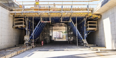 Stück für Stück wir das Dach angebracht. Beim Tunnelbau sind spezielle fahrbare Schalwagen im Einsatz.  