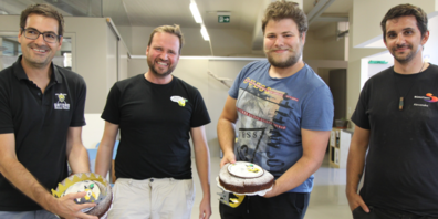 Die Jungwacht und die Rheintal Gators sind seit 1993 an jedem Moschtifäascht dabei. Dafür wurden sie mit einer Jubiläumstorte beschenkt (von links) Adrian Jenal (Rheintal Gators), Peter Frei (Präsident Verein Moschtifäascht), Nino Sieber und Alessandro Cabrera (Jungwacht).	