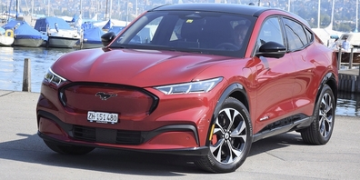Gelungenes Design, ein viertüriges Coupé. 