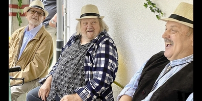 Bewohner erhielten zum Fest einen Strohhut.