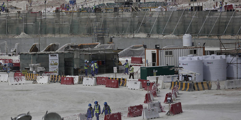 Amnesty International fordert vom Weltfussballverband Fifa einen Entschädigungsfonds für Arbeiterinnen und Arbeiter, deren Menschenrechte beim Bau der Anlagen für die Fussball-WM 2022 verletzt worden sind. (Archivbild)