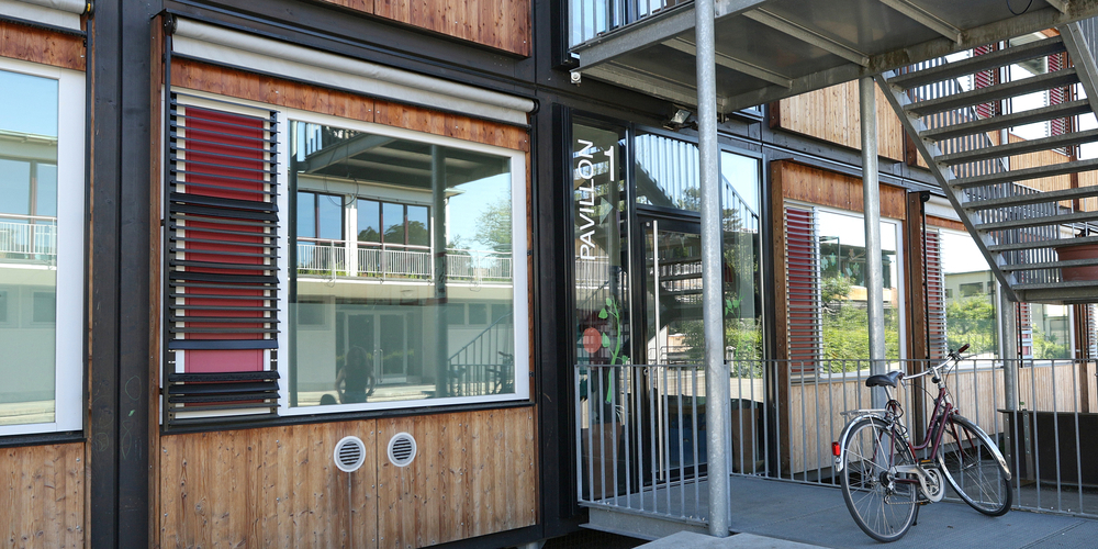 Ähnliche modulare Holz-Pavillons wie bei dieser Schule in der Stadt Zürich könnten 2025 auch für Eschenbach zum Thema werden. (Symbolbild)