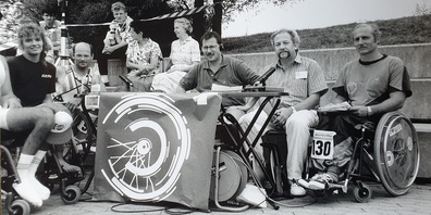Seit mehr als 25 Jahren hält Heinz Frei (rechts) den Weltrekord im Rennstuhl-Marathon. Damals auch dabei, neben Frei im Bild, der Moderator Roland P.  Poschung (Archivbild). 