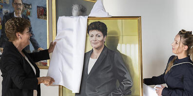 Auf ihrem Porträt trägt Silvia Steiner eine schwarze Hygienemaske am linken Arm. Hier wird das Werk von Steiner (links) und der Künstlerin Karoline Schreiber (rechts) enthüllt.