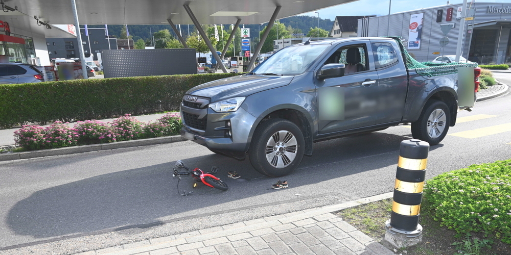 Als der 4-Jährige mit dem Velo die Strasse auf dem Zebrastreifen überquerte, übersah in der Autofahrer und es kam zur Kollision.