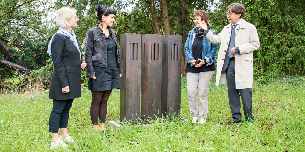 Katharina Epprecht (l.), Museumsdirektorin, sowie Raphaël Rohner, Stadtrat, richteten in Anwesenheit von Thaïs Odermatt (2. v. l.), der Tochter des im Jahr 2011 verstorbenen Künstlers, sowie Pia Bürgi, einer Vertreterin der Familie, ein paar Worte an die Anwesenden. 