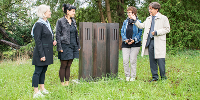 Katharina Epprecht (l.), Museumsdirektorin, sowie Raphaël Rohner, Stadtrat, richteten in Anwesenheit von Thaïs Odermatt (2. v. l.), der Tochter des im Jahr 2011 verstorbenen Künstlers, sowie Pia Bürgi, einer Vertreterin der Familie, ein paar Worte an die Anwesenden. 