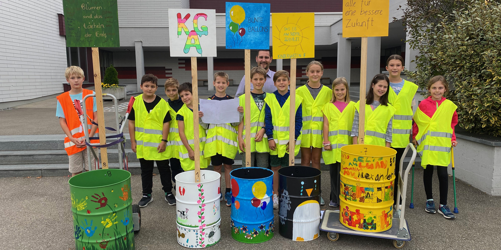 Die Klasse 5c der Primarschule Wangen opfert ihren freien Mittwochnachmittag um die Mülleimer in der Gemeinde zu verteilen. 