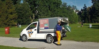 Ein Nissan-Elektrofahrzeug auf Kübeltour bei der Rentenwiese in der Enge.