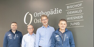 Bei der Vertragsunterzeichnung:  v. l. Remo Weiersmüller (Sponsoring Gossauer Weihnachtslauf), Dr. med. Andreas Oswald,  Dr. med. Thomas Wiesner und Dave Mathis (Präsident Gossauer Weihnachtslauf); es fehlen von der Orthopädie Ost Dr. med. Andreas Bischof und Dr. med. Christian Jung.