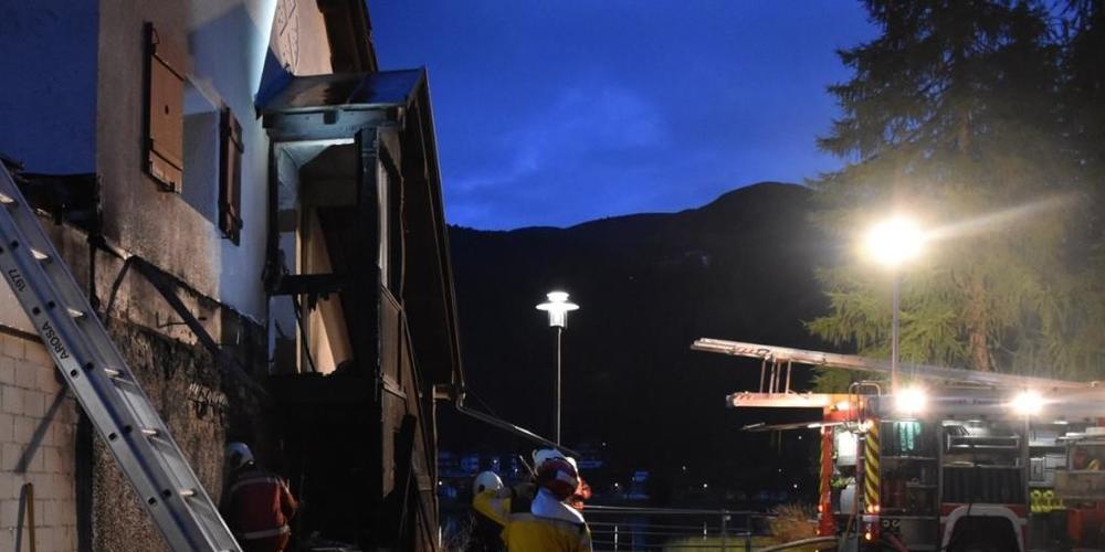 Der Brand eines Schuppens in Arosa ging letztlich glimpflich aus. Die Feuerwehr konnte ein angrenzendes Wohnhaus retten.