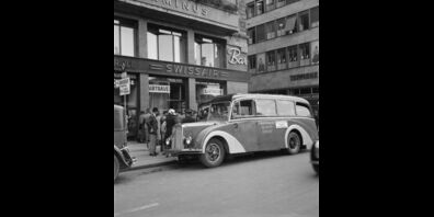 Das Luftreisebüro der Swissair befand sich damals am Bahnhofplatz 7 in Zürich, dort wo noch heute das Hotel Schweizer Hof be­heimatet ist.