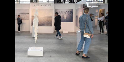 Als Kunstmarkt, bei dem die persönliche Begegnung im Vordergrund steht, dient die jährliche Zürcher Kunstmesse Art International Zurich als Forum für regen Austausch. Gespräche mit den Künstlerinnen und Künstlern vor Ort gehören dabei dazu.