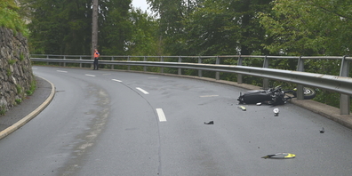 In einer Kurve kurz vor dem Steinbruch Sittewald geriet das Motorrad ins Rutschen, der Fahrer stürzte und prallte gegen die Leitplanke.