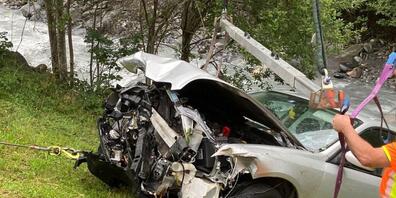 Das Auto einer 21-Jährigen landete in Elm im Sernf. Die Autofahrerin schlief zuvor am Steuer ein.