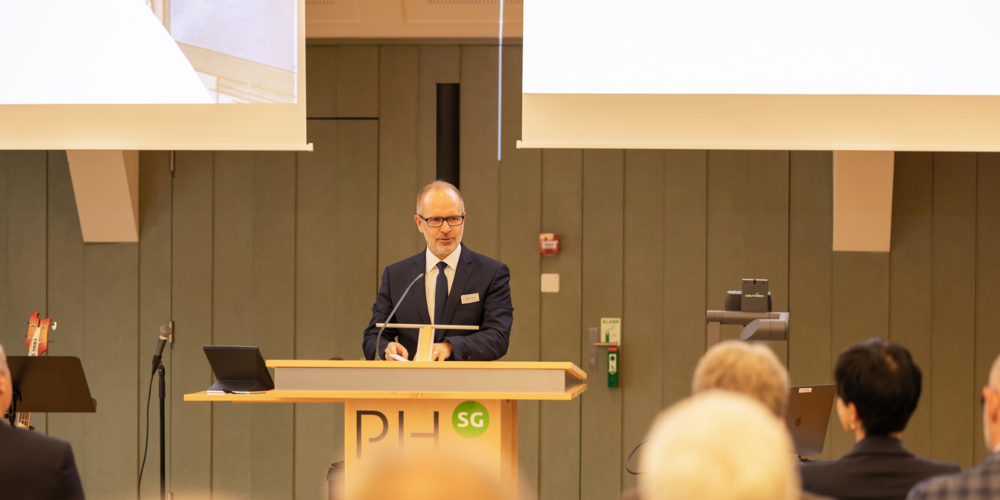 Bildungschef Stefan Kölliker bei der Eröffnung