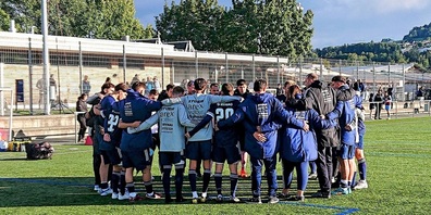 Nach dem Schlusspfiff freut sich der FC Uzwil über den zweiten Sieg.