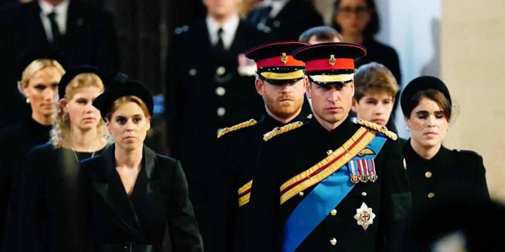 Die Enkelkinder von Königin Elizabeth II.,  Zara Tindall (l-r), Lady Louise, Prinzessin Beatrice, der Herzog von Sussex, Prinz Harry, der Prinz von Wales, Prinz William,  James, Viscount Severn und Prinzessin Eugenie kommen zu einer Totenwache am ...