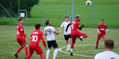 Valdet Istrefi und Noah Frick (weisse Trikots) blieben gegen Abtwil-Engelburg torlos. 